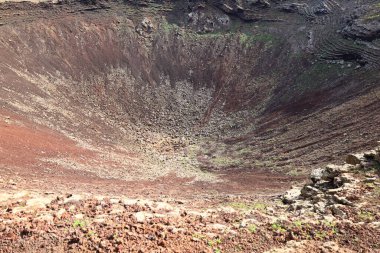 Lajares kasabası yakınlarındaki Fuerteventura adasının kuzeyindeki Bayuyo volkanı manzaralı.