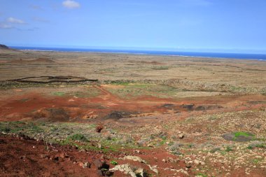 Lajares kasabası yakınlarındaki Fuerteventura adasının kuzeyindeki Bayuyo yanardağının görüntüsü,