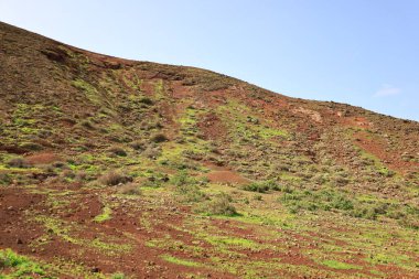 Lajares kasabası yakınlarındaki Fuerteventura adasının kuzeyindeki Bayuyo yanardağının görüntüsü,