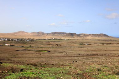 Lajares kasabası yakınlarındaki Fuerteventura adasının kuzeyindeki Bayuyo yanardağının görüntüsü,