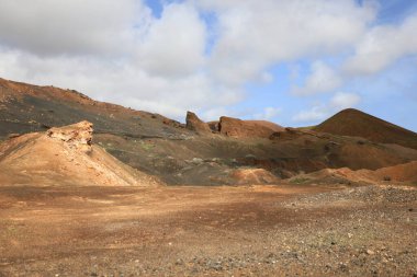 Lajares ve Corralejo köyleri arasında Montana Colorada Bayuyo adında bir dağ sırası vardır ve Fuerteventura adasında birkaç volkandan oluşur.