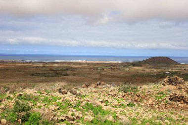 Lajares ve Corralejo köyleri arasında Montana Colorada Bayuyo adında bir dağ sırası vardır ve Fuerteventura adasında birkaç volkandan oluşur.