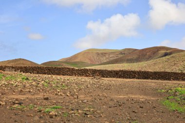 Lajares ve Corralejo köyleri arasında Montana Colorada Bayuyo adında bir dağ sırası vardır ve Fuerteventura adasında birkaç volkandan oluşur.