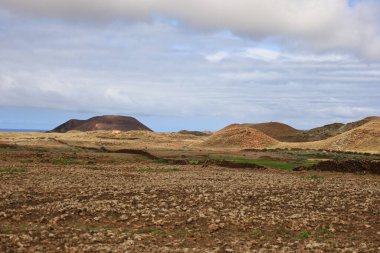 Lajares ve Corralejo köyleri arasında Montana Colorada Bayuyo adında bir dağ sırası vardır ve Fuerteventura adasında birkaç volkandan oluşur.