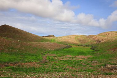 Lajares ve Corralejo köyleri arasında Montana Colorada Bayuyo adında bir dağ sırası vardır ve Fuerteventura adasında birkaç volkandan oluşur.