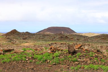 Lajares ve Corralejo köyleri arasında Montana Colorada Bayuyo adında bir dağ sırası vardır ve Fuerteventura adasında birkaç volkandan oluşur.