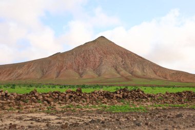 Lajares ve Corralejo köyleri arasında Montana Colorada Bayuyo adında bir dağ sırası vardır ve Fuerteventura adasında birkaç volkandan oluşur.