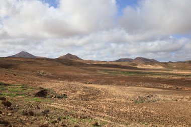 Lajares ve Corralejo köyleri arasında Montaa Colorada Bayuyo adında bir dağ sırası vardır ve Fuerteventura adasında birkaç volkandan oluşur.