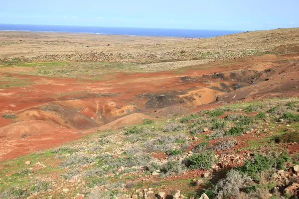 Lajares kasabası yakınlarındaki Fuerteventura adasının kuzeyindeki Bayuyo yanardağının görüntüsü,