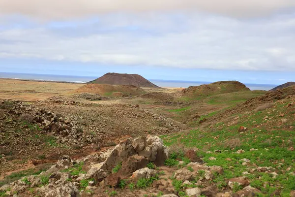 Lajares ve Corralejo köyleri arasında Montana Colorada Bayuyo adında bir dağ sırası vardır ve Fuerteventura adasında birkaç volkandan oluşur.