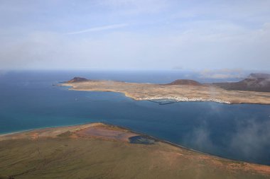 Mirador del Rio, Lanzarote adasının en kuzeyinde yer alan dikkate değer bir bakış açısıdır. 