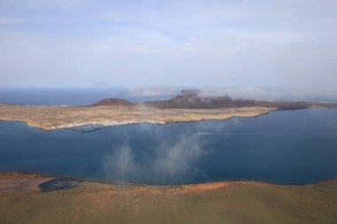 Mirador del Rio, Lanzarote adasının en kuzeyinde yer alan dikkate değer bir bakış açısıdır. 