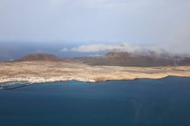 Mirador del Rio, Lanzarote adasının en kuzeyinde yer alan dikkate değer bir bakış açısıdır. 