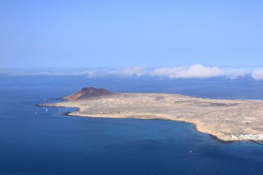 Mirador del Rio, Lanzarote adasının en kuzeyinde yer alan dikkate değer bir bakış açısıdır. 