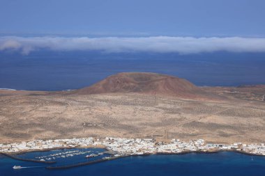 Mirador del Rio, Lanzarote adasının en kuzeyinde yer alan dikkate değer bir bakış açısıdır. 