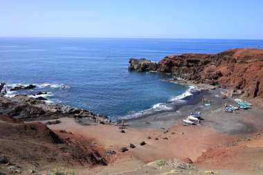 Lanzarote 'un batı kıyısındaki kanarya adasının manzarası