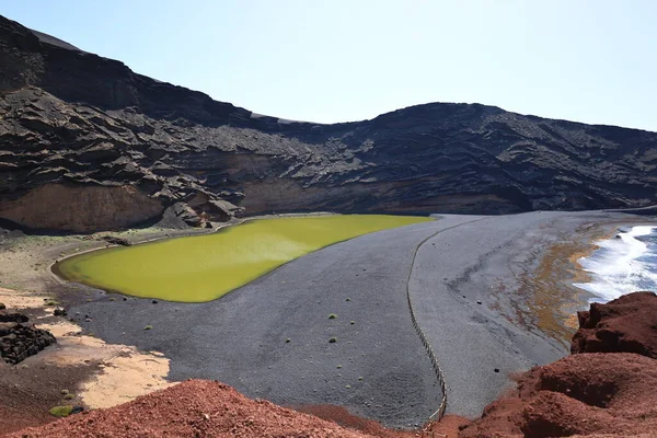 Kanarya Adaları 'ndaki Lanzarote' nin batı kıyısındaki charco verde manzarası