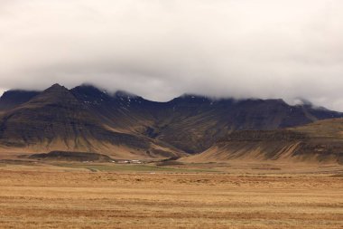İzlanda 'nın Vesturland bölgesindeki bir dağa bakın.