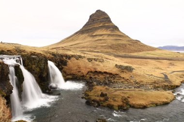 Kirkjufellsfoss, Snaefellsnes yarımadasının kuzey kıyısındaki güzel şelalelerdir..