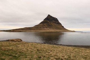Kirkjufell, İzlanda 'nın Snaefellsnes yarımadasında bulunan uzak bir dağdır.