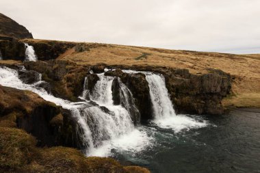 Kirkjufellsfoss, Snaefellsnes yarımadasının kuzey kıyısındaki güzel şelalelerdir..