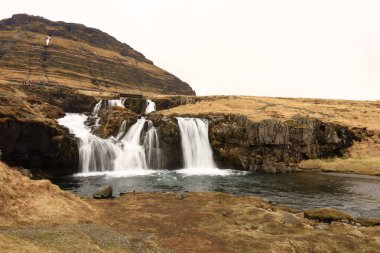 Kirkjufellsfoss, Snaefellsnes yarımadasının kuzey kıyısındaki güzel şelalelerdir..