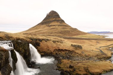 Kirkjufellsfoss, Snaefellsnes yarımadasının kuzey kıyısındaki güzel şelalelerdir..