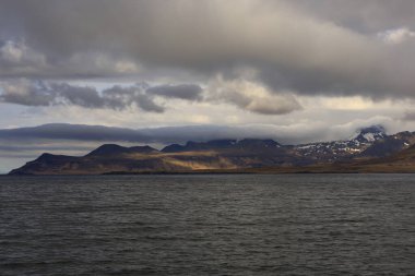 İzlanda 'nın Vesturland bölgesindeki bir dağa bakın.