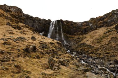 Baejarfoss, Snaefellsnes Yarımadası 'nın kuzey tarafındaki sevimli Olfsvik kasabasının hemen arkasında yer alıyordu.