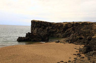 Skarosvik, büyük bazaltik kaya oluşumları ve altın kumlu plajı olan küçük ve büyüleyici bir plajdır.