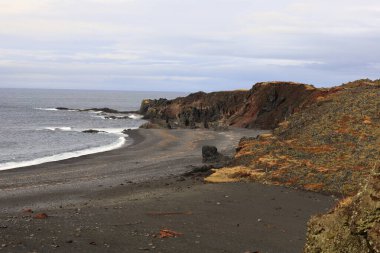 Djupalonssandur, Saefellsnes 'de, muhteşem kaya oluşumlarıyla ünlü Snaefellsjokull buzulunun eteğindeki siyah bir kumsaldır.