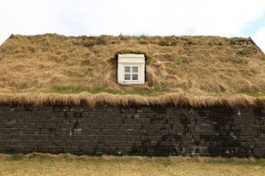 Snaefellsnes yarımadasının güney kıyısında, Arnarstapi 'nin batısında, Vesturland bölgesinde..