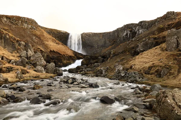 Svodufoss, eriyen Snaefellsjokull Buzulu tarafından beslenen büyük bir şelaledir.