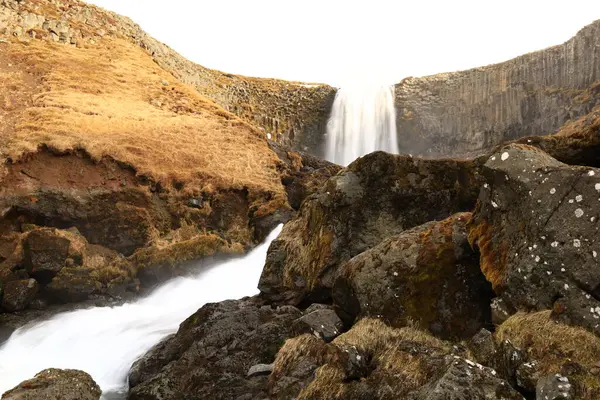 Svodufoss, eriyen Snaefellsjokull Buzulu tarafından beslenen büyük bir şelaledir.