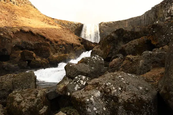 Svodufoss, eriyen Snaefellsjokull Buzulu tarafından beslenen büyük bir şelaledir.