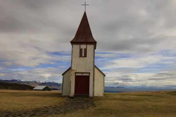 İzlanda 'nın batısındaki Hellnar kilisesine bakın.