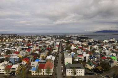 Reykjavik İzlanda 'nın başkenti ve en büyük şehridir. İzlanda 'nın güneybatısında, Faxafloi Körfezi' nin güney kıyısında yer alır..