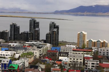 Reykjavik İzlanda 'nın başkenti ve en büyük şehridir. İzlanda 'nın güneybatısında, Faxafloi Körfezi' nin güney kıyısında yer alır..