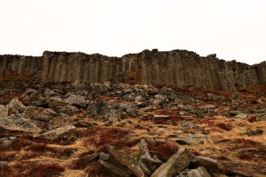 Gerouberg, İzlanda 'nın batısındaki Snaefellsnes Yarımadası' nın güney tarafındaki bir uçurum boyunca uzanan mükemmel şekilli altıgen bazalt sütunlardan oluşan bir sıra.