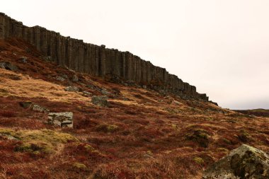Gerouberg, İzlanda 'nın batısındaki Snaefellsnes Yarımadası' nın güney tarafındaki bir uçurum boyunca uzanan mükemmel şekilli altıgen bazalt sütunlardan oluşan bir sıra.