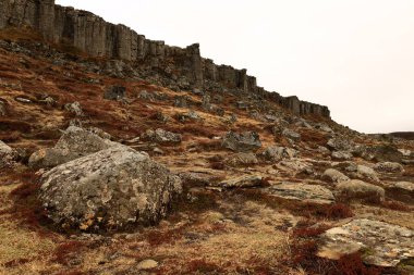 Gerouberg, İzlanda 'nın batısındaki Snaefellsnes Yarımadası' nın güney tarafındaki bir uçurum boyunca uzanan mükemmel şekilli altıgen bazalt sütunlardan oluşan bir sıra.