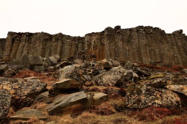 Gerouberg, İzlanda 'nın batısındaki Snaefellsnes Yarımadası' nın güney tarafındaki bir uçurum boyunca uzanan mükemmel şekilli altıgen bazalt sütunlardan oluşan bir sıra.