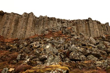 Gerouberg, İzlanda 'nın batısındaki Snaefellsnes Yarımadası' nın güney tarafındaki bir uçurum boyunca uzanan mükemmel şekilli altıgen bazalt sütunlardan oluşan bir sıra.