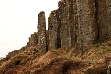 Gerouberg, İzlanda 'nın batısındaki Snaefellsnes Yarımadası' nın güney tarafındaki bir uçurum boyunca uzanan mükemmel şekilli altıgen bazalt sütunlardan oluşan bir sıra.