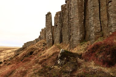 Gerouberg, İzlanda 'nın batısındaki Snaefellsnes Yarımadası' nın güney tarafındaki bir uçurum boyunca uzanan mükemmel şekilli altıgen bazalt sütunlardan oluşan bir sıra.
