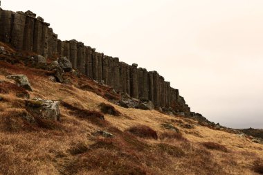 Gerouberg, İzlanda 'nın batısındaki Snaefellsnes Yarımadası' nın güney tarafındaki bir uçurum boyunca uzanan mükemmel şekilli altıgen bazalt sütunlardan oluşan bir sıra.
