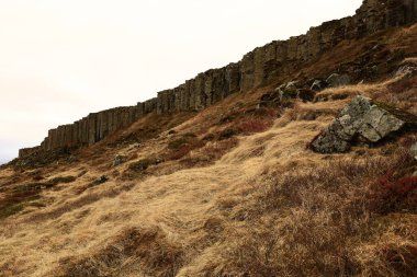 Gerouberg, İzlanda 'nın batısındaki Snaefellsnes Yarımadası' nın güney tarafındaki bir uçurum boyunca uzanan mükemmel şekilli altıgen bazalt sütunlardan oluşan bir sıra.