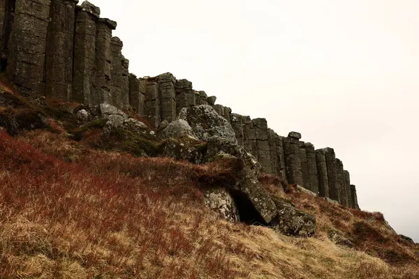 Gerouberg, İzlanda 'nın batısındaki Snaefellsnes Yarımadası' nın güney tarafındaki bir uçurum boyunca uzanan mükemmel şekilli altıgen bazalt sütunlardan oluşan bir sıra.