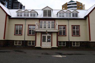 Reykjavik İzlanda 'nın başkenti ve en büyük şehridir. İzlanda 'nın güneybatısında, Faxafloi Körfezi' nin güney kıyısında yer alır.