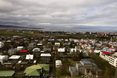 Reykjavik İzlanda 'nın başkenti ve en büyük şehridir. İzlanda 'nın güneybatısında, Faxafloi Körfezi' nin güney kıyısında yer alır.